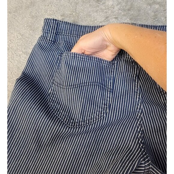 Vintage 1990's Lee Denim Shorts in a Blue and White Railroad Stripe Pattern. Si - Picture 12 of 13